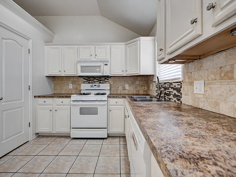 608 Cavecreek St — Photo 17