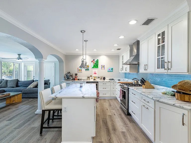 4116 W Leona St — Photo 2