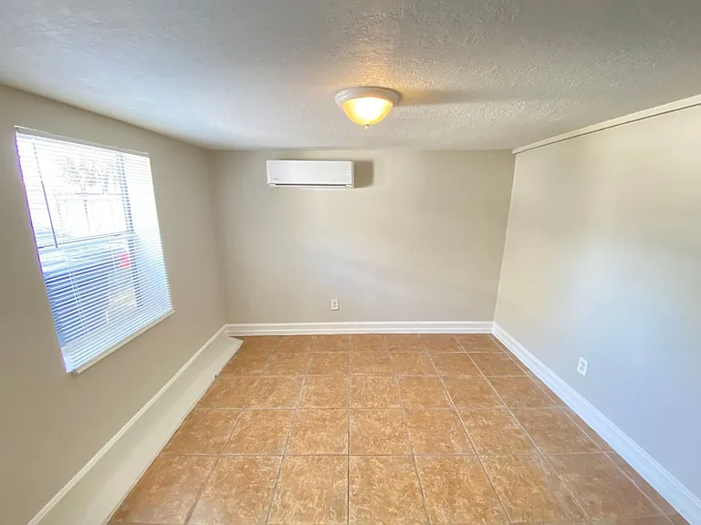 812 W Livingston St #B — Photo 11