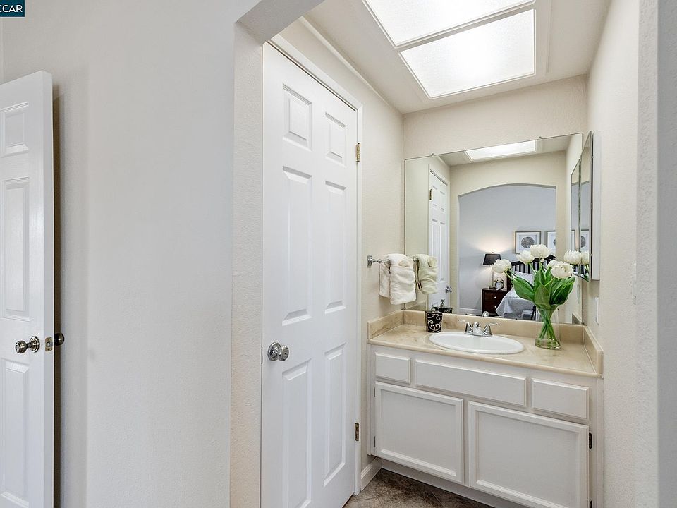2nd image of 301 Lake Dale Ct