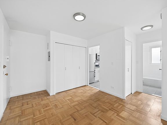 5th image of 301 E 22nd St APT 9P