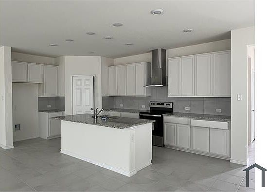 5th image of 929 West Dr