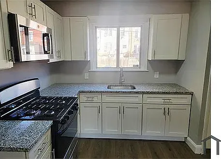 700 E Cold Spring Ln — Photo 3