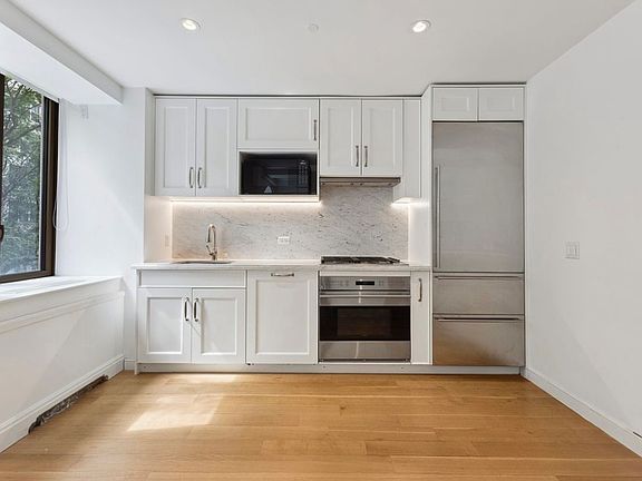 3rd image of 225 E 19th St #205