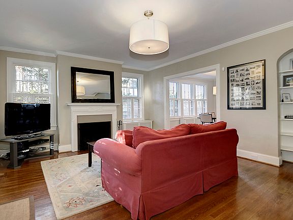 Living Room with fireplace