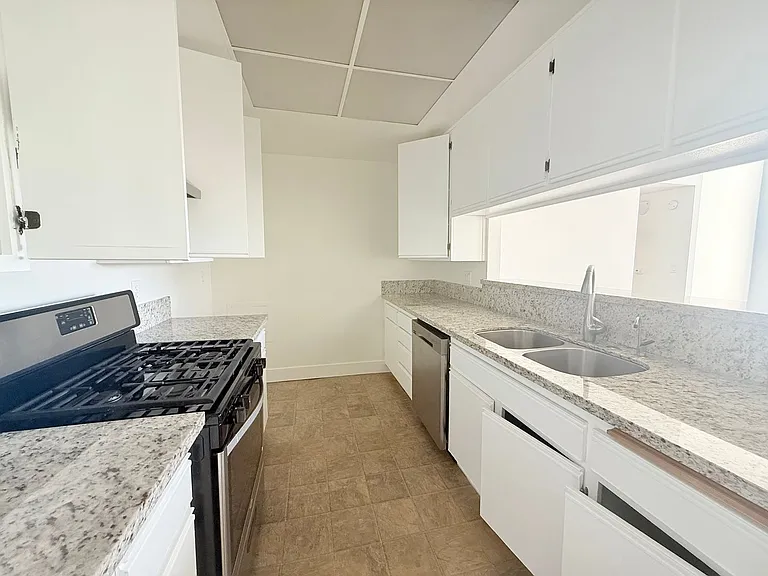 Perfectly situated 2 bedroom and 2 bathroom ! — Photo 58