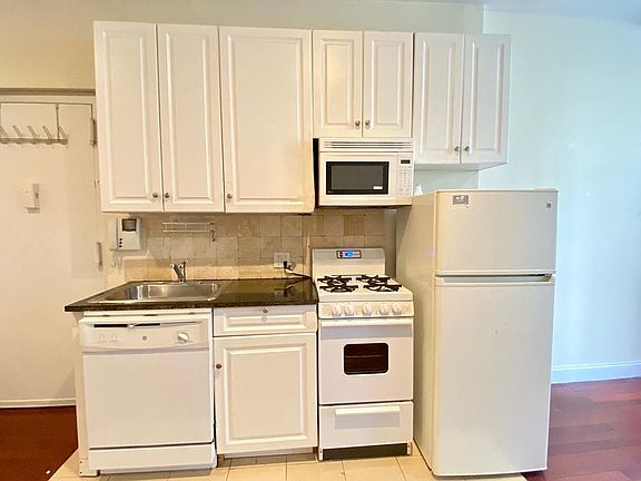 4th image of 256 E 10th St #2W