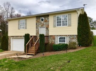 82 Serenity Ln, Hickory, NC 28601