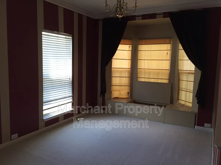 305 Londonderry Ct — Photo 4