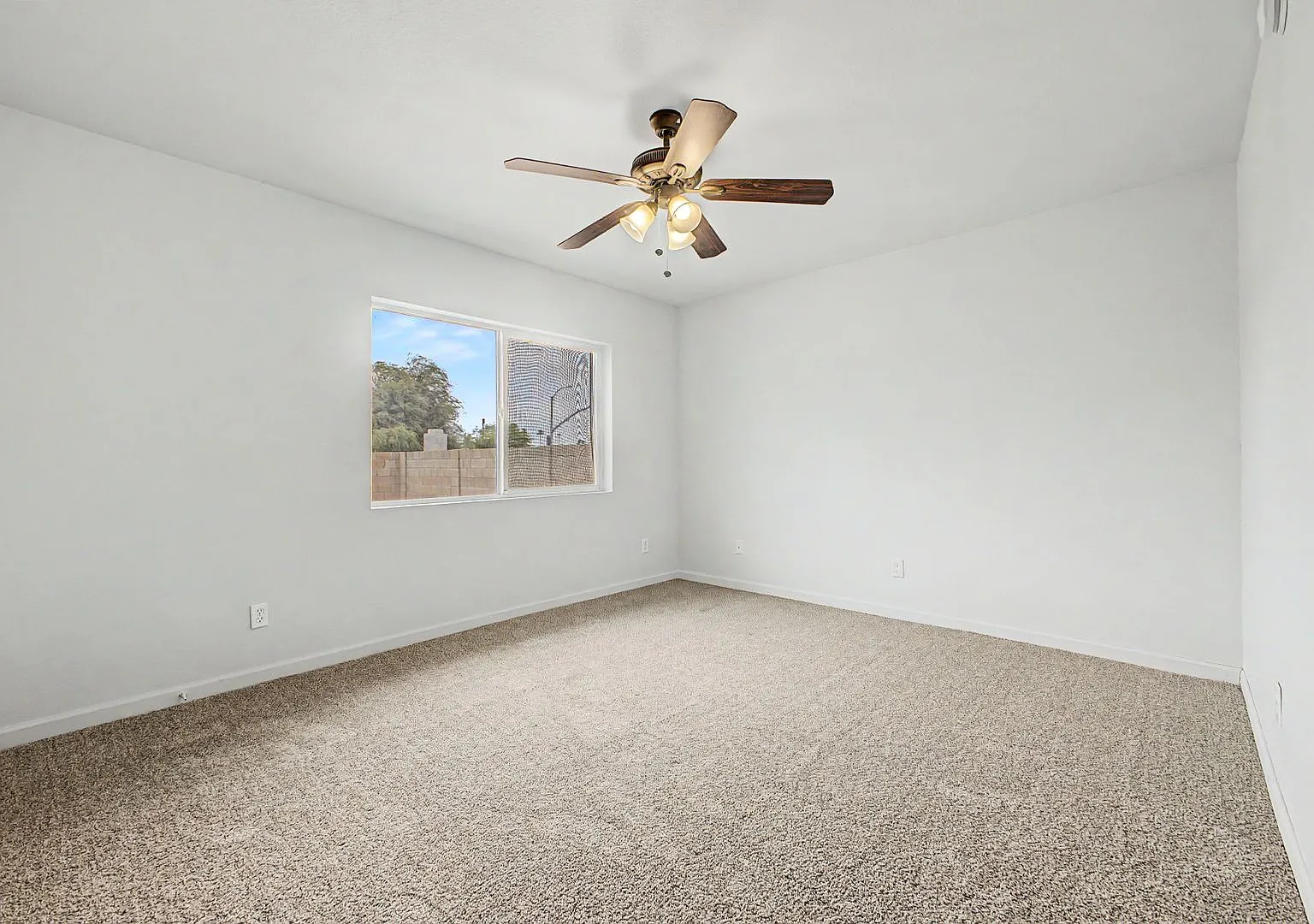 Move in ready 3BR/2BA Glendale Home with 2 car garage & backyard mini golf — Photo 2