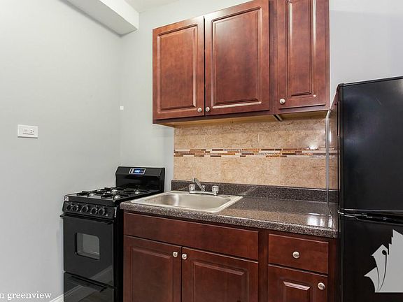 3rd image of 6928 N Greenview Ave #1522