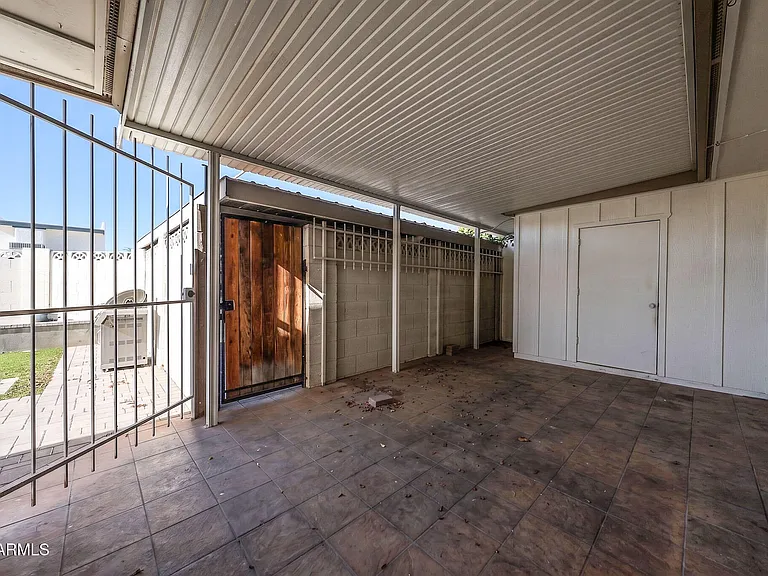 1803 W Maryland Ave — Photo 34