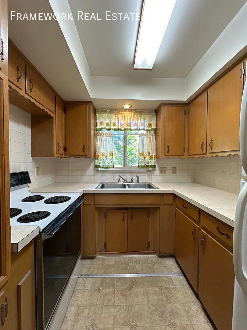 Charming 2 Bedroom Townhome Available NOW!! — Photo 1