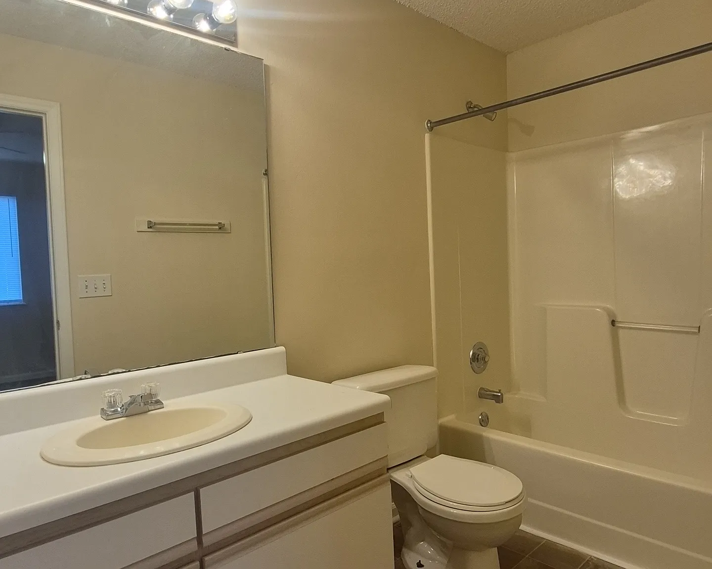 3 bed, $1,200 — Photo 2