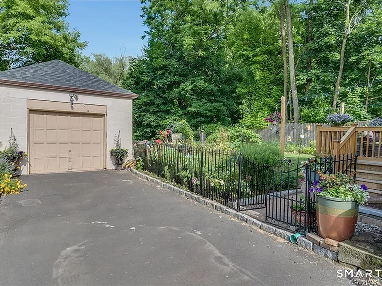 21 Elgin Ave — Photo 6