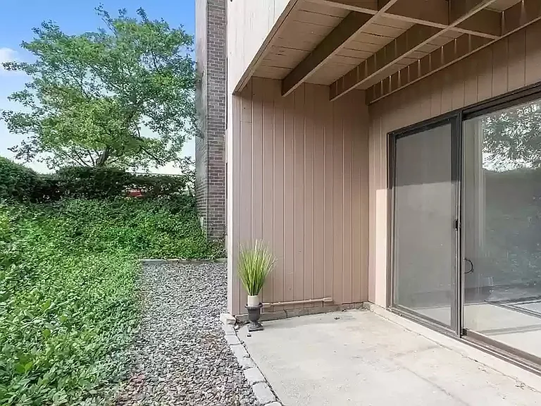 8 Shrewsbury Green Dr #1-A — Photo 12