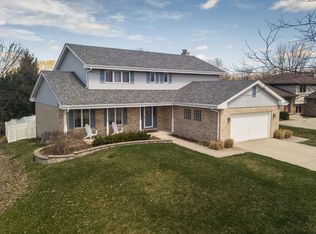 1224 Gloucester Rd, Woodridge, IL 60517