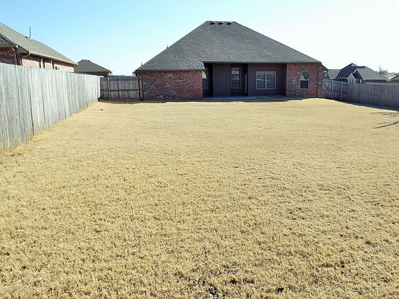 4th image of 529 Whispering Oaks Blvd
