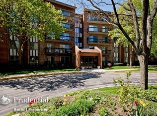 701 Lake Hinsdale Dr APT 105, Willowbrook, IL 60527