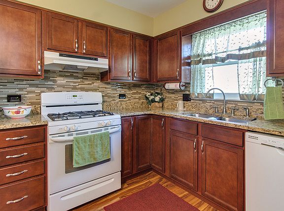2nd image of 3S131 Cypress Dr