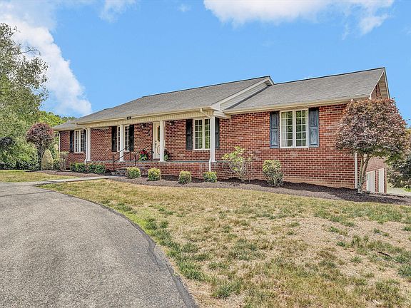3rd image of 801 Orchard Lake Dr