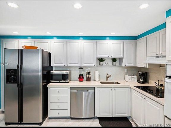 3rd image of 19370 Collins Ave APT 825