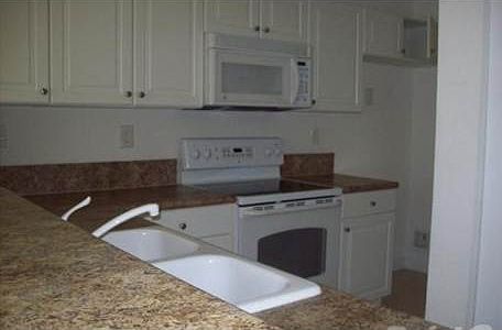 4th image of 208 SE 29th Ave Unit 7