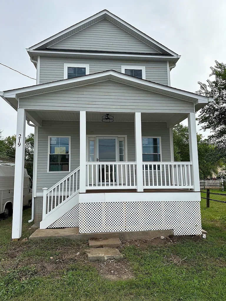 3 bed, 2000 sqft, $2,300 — Photo 1