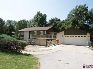 10501 Weeks Dr, Lincoln, NE 68516
