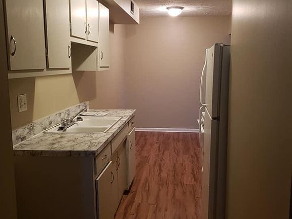 4th image of 1820 Augusta Dr APT 8