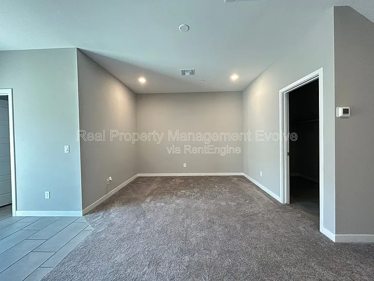 2244 W Laurie Ln — Photo 3