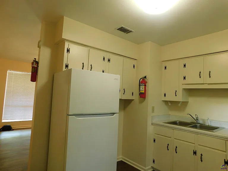 1107 2nd St #8 — Photo 8