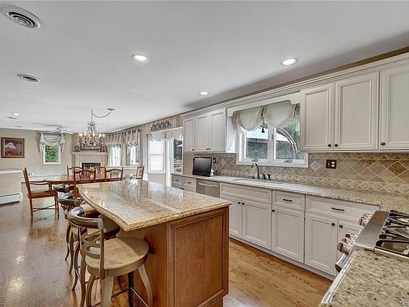 5th image of 19 Lowell Dr
