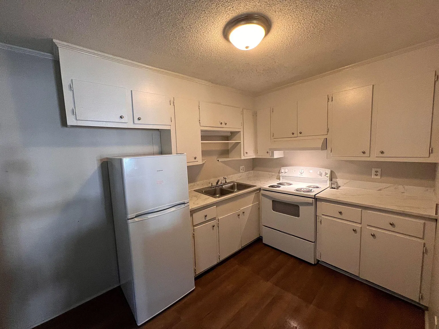 1 bed, 1.5 bath, 1000 sqft, $1,350 — Photo 2