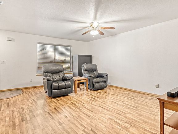 4th image of 224 E Hemlock Dr