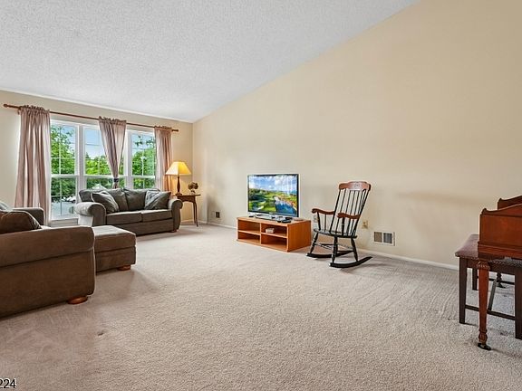 3rd image of 179 Gregory Ln