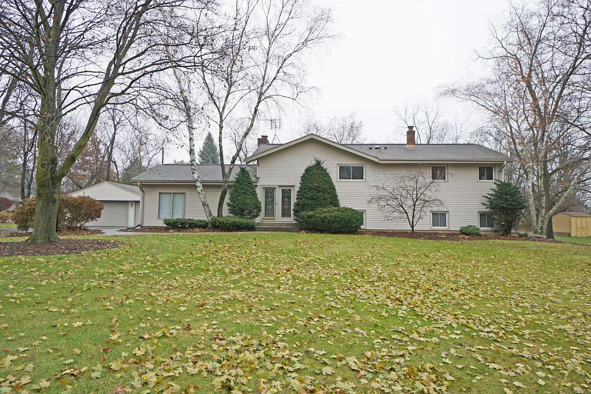 W222N7390 Willow View Dr photo 1