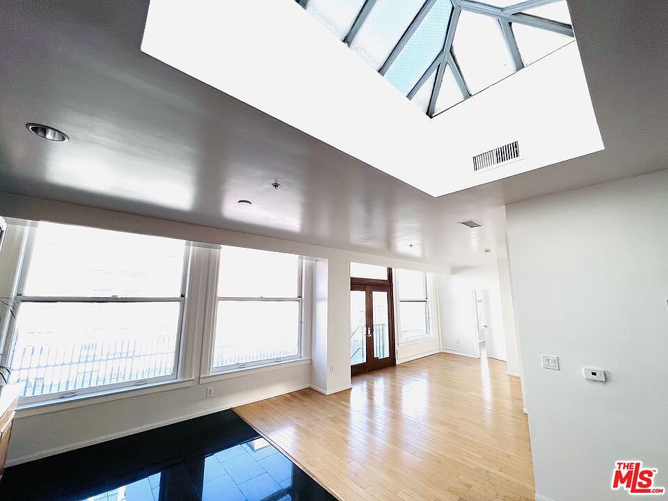 1st image of 220 W 5th St APT 901