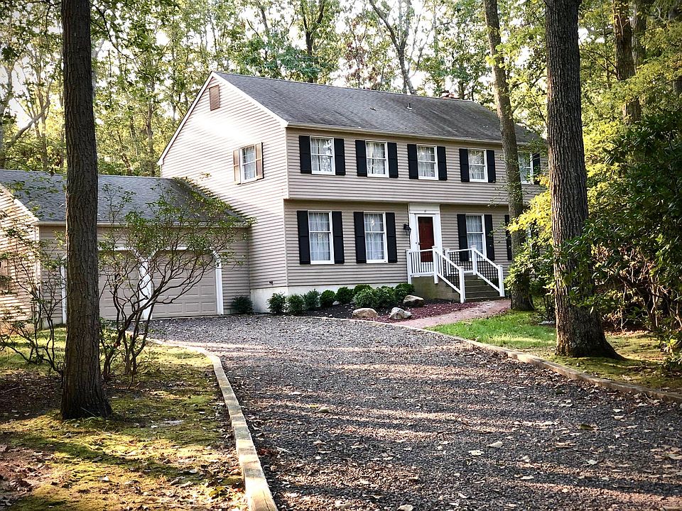 Large driveway with plenty of parking, on a large wooded lot.