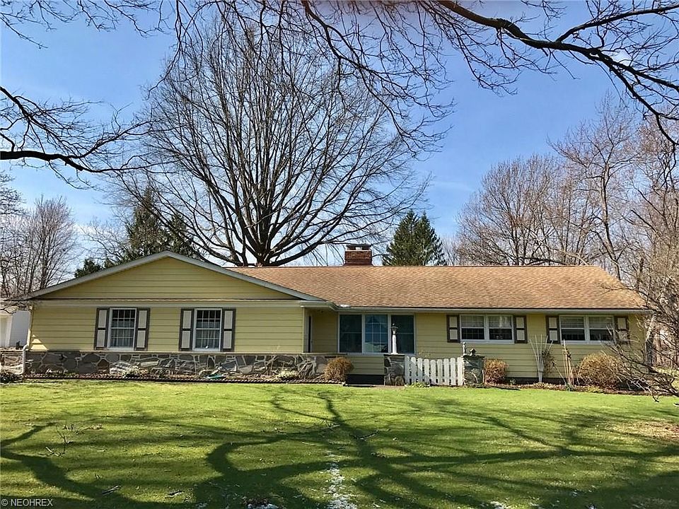 RANCH ON  3/4 ACRE OF LAND. SIDE ENTRY 2 CAR GARAGE.  LOTS AND LOTS OF POTENTIAL