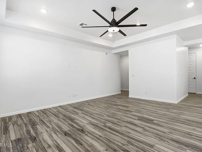 253 Farnborough St — Photo 15