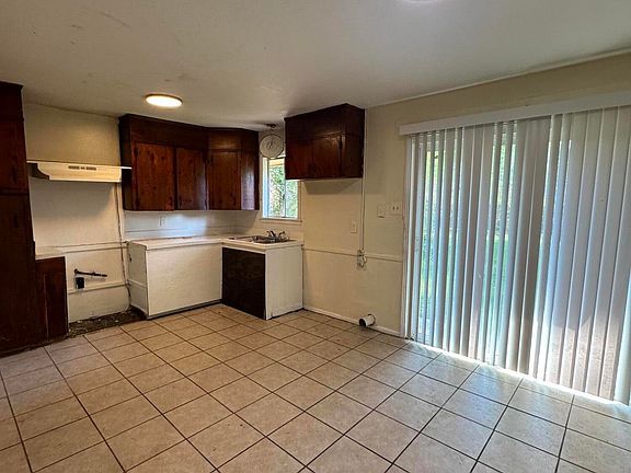 4th image of 318 Queen Marie Ln