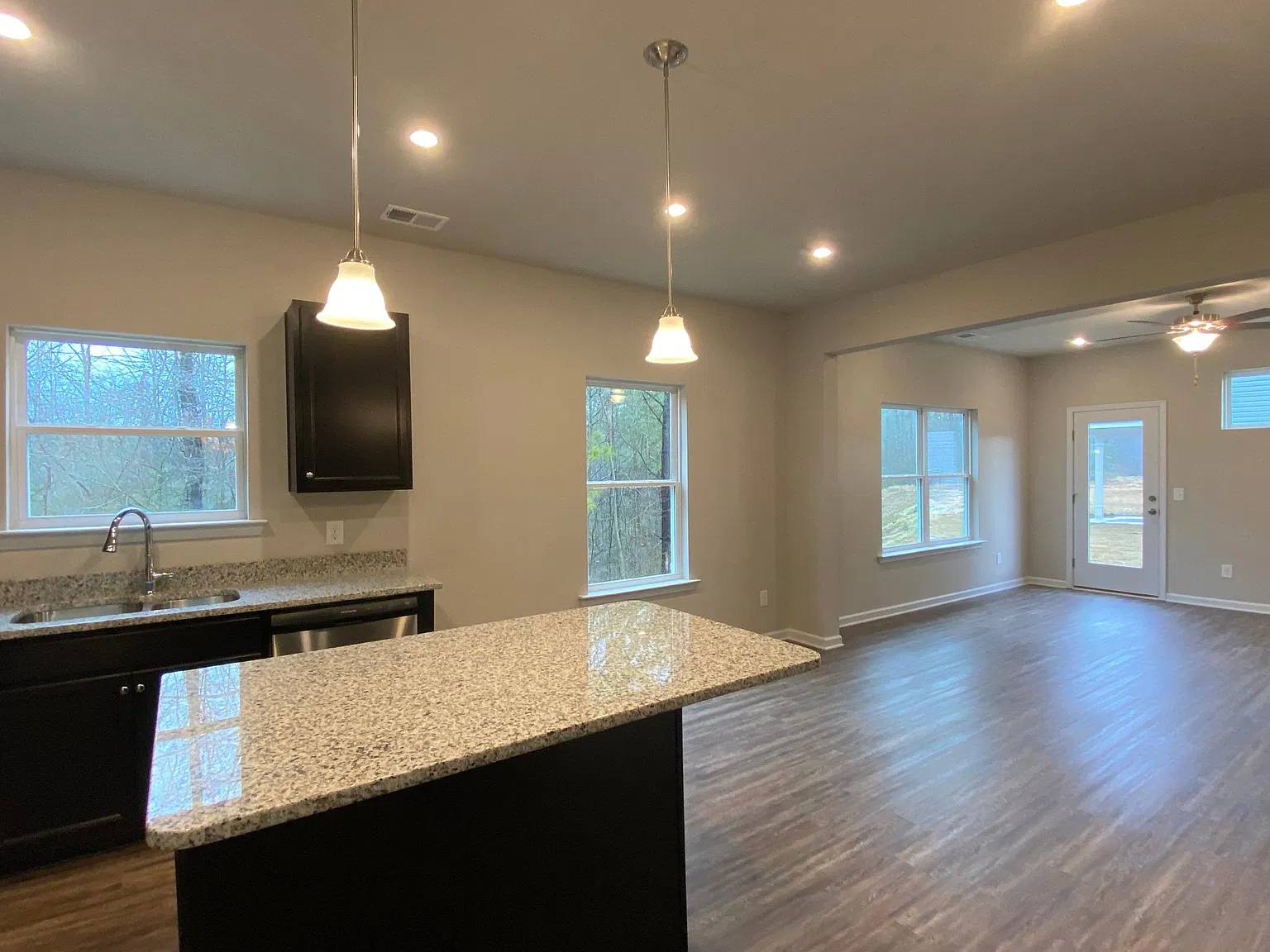 3 bed, 2.5 bath, 1801 sqft, $2,350 — Photo 4
