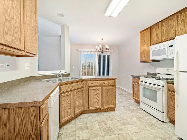 409 Metropolitan St — Photo 7
