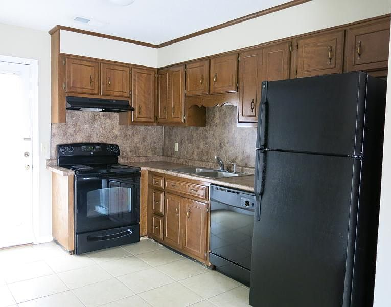 1st image of 140 Lanier Dr #37