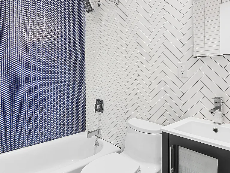 329 E 10th St #8 — Photo 8