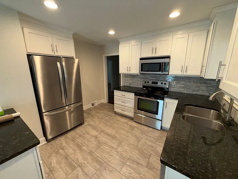 1885 Maryland Ave — Photo 7