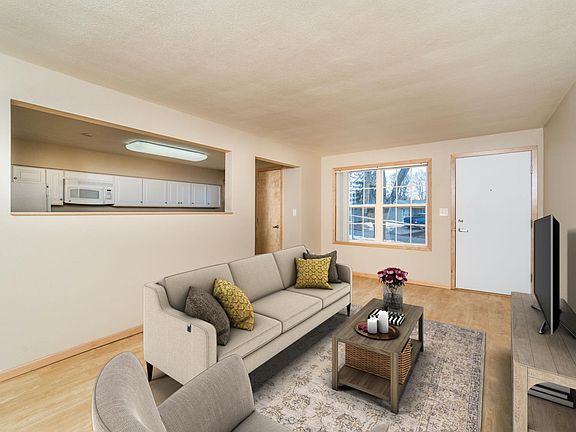 2nd image of 550 W Cedar Ave