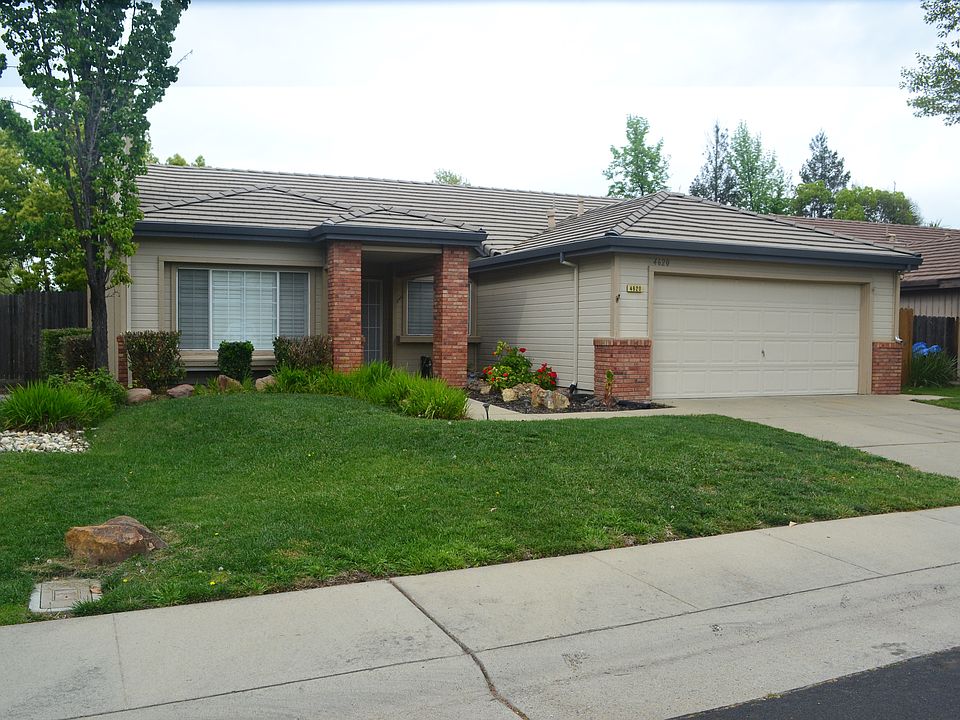 Front of house in cul-de-sac