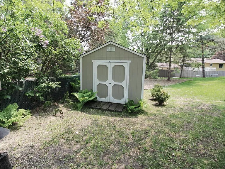 572 Kent Cir — Photo 11
